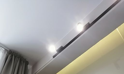 Трековое освещение двухъярусной квартиры (фото 1)